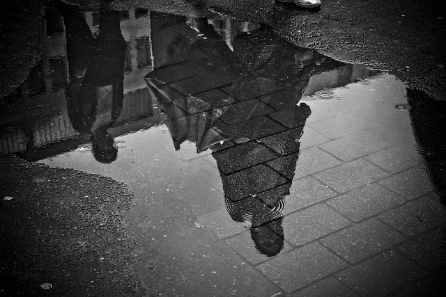 fotografia-artistica-reflejo-charco-agua-asfalto_iluminacion_joseluisarmentia.com-pixel16